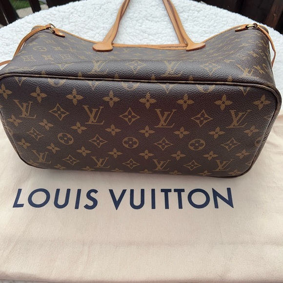 Authentic Louis Vuitton Neverfull MM. - Picture 3 of 14